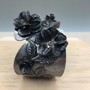 Vintage antiqued silver look metal floral flower hinge clamp bracelet-statement